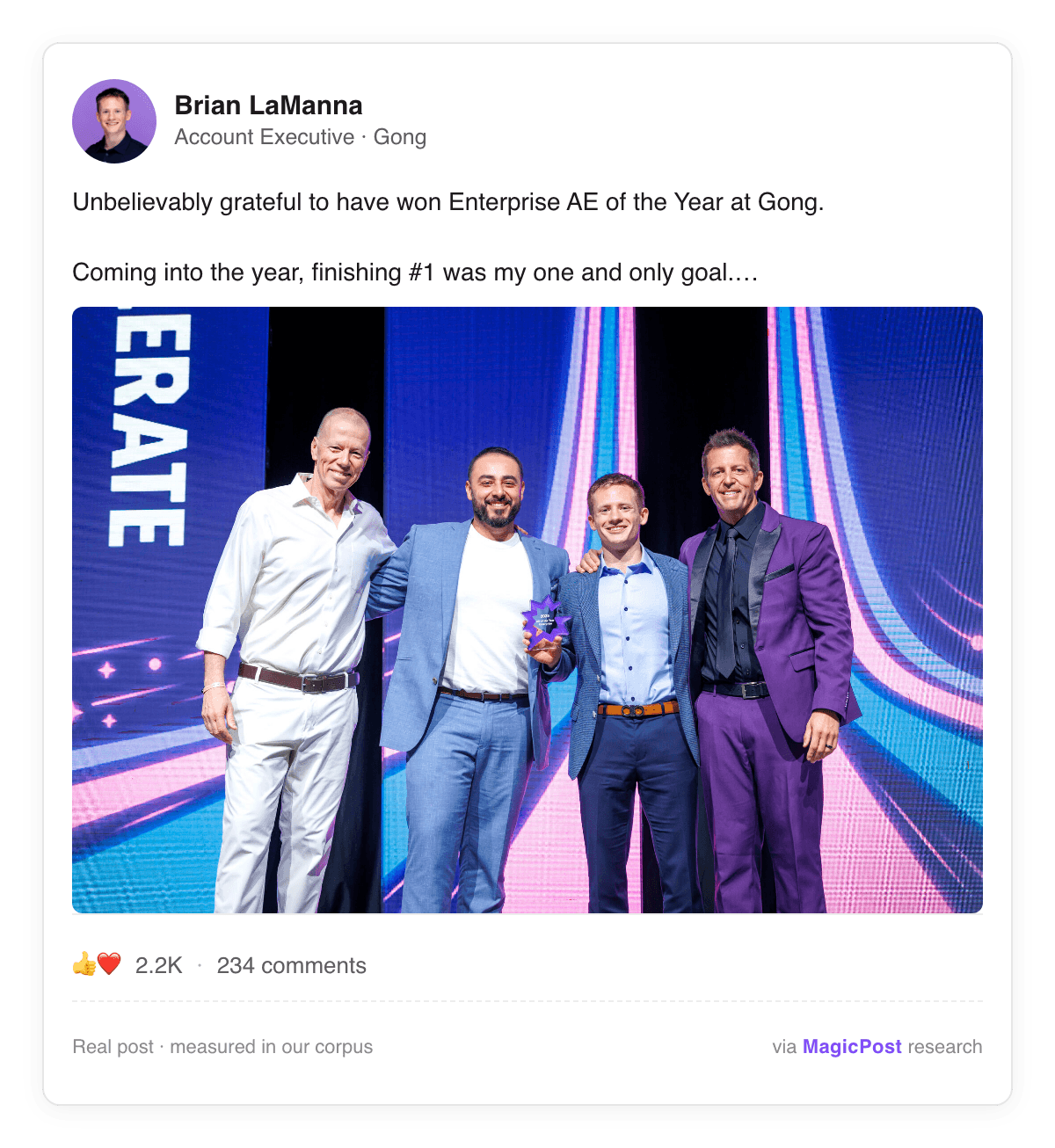 Brian LaManna, Account Executive da Gong, em um post no LinkedIn celebrando o prêmio de Enterprise AE do Ano e valorizando seu time